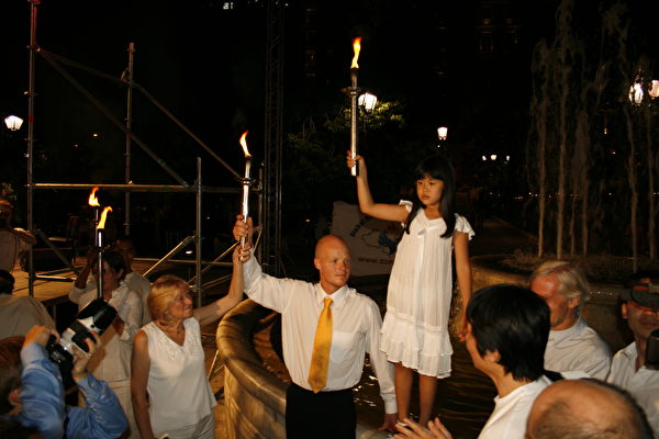 2007年8月9日，澳洲人權聖火傳遞大使Jan Becker（左） 和奧運名將Martins Rubenis（中）、Fadu（右）共舉人權聖火。（Jan Becker提供）