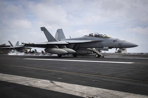 2020年4月14日，美軍一架F/A-18戰鬥攻擊機從艾森豪號航空母艦（USS Dwight D. Eisenhower）上起飛。（Aaron Bewkes/U.S. Navy）