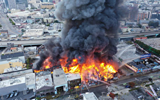 旧金山五级大火蔓延6栋商业大楼 1消防员受伤