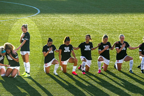 隊友皆跪 芝加哥紅星隊女足球員選擇站立