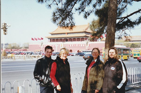2002年3月7日，參與和平請願的部份澳洲法輪功學員在天安門廣場前合照留念，左起分別為Stuart Martin、Jan Becker、Rivati和Denice Johnson。（Denice Johnson提供）