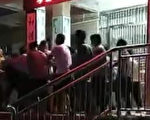 涉诱奸多名学生 广东一小学老师被家长群殴