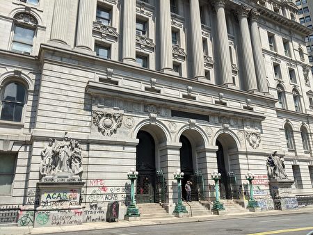 市府须花数周时间清理周边市政大楼的涂鸦。