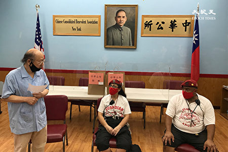 中華公所主席于金山（左）邀請「守護天使」日後需要緊急幫忙，也能到公所尋求協助。