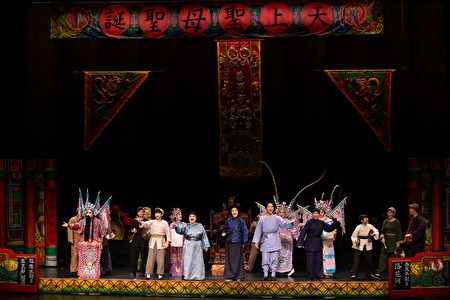 《憨子弟》邀请宜兰在地两大重要戏曲演出团队－【兰阳戏剧团】与【汉阳北管剧团】共同修编制作，全剧动员歌仔戏、北管戏曲与音乐、现代戏剧等演员、乐师超过30余人。