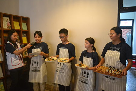 家扶少年展力方案以餐饮快闪店展现一年来的学习成果，学员们在活动中介绍餐点。