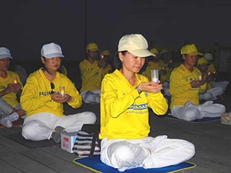 法轮功反迫害21周年，台东法轮功学员在台东海滨公园举行烛光悼念，呼唤正义良知。