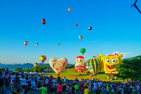 臺灣國際熱氣球嘉年華11日在臺東縣鹿野高台開幕。