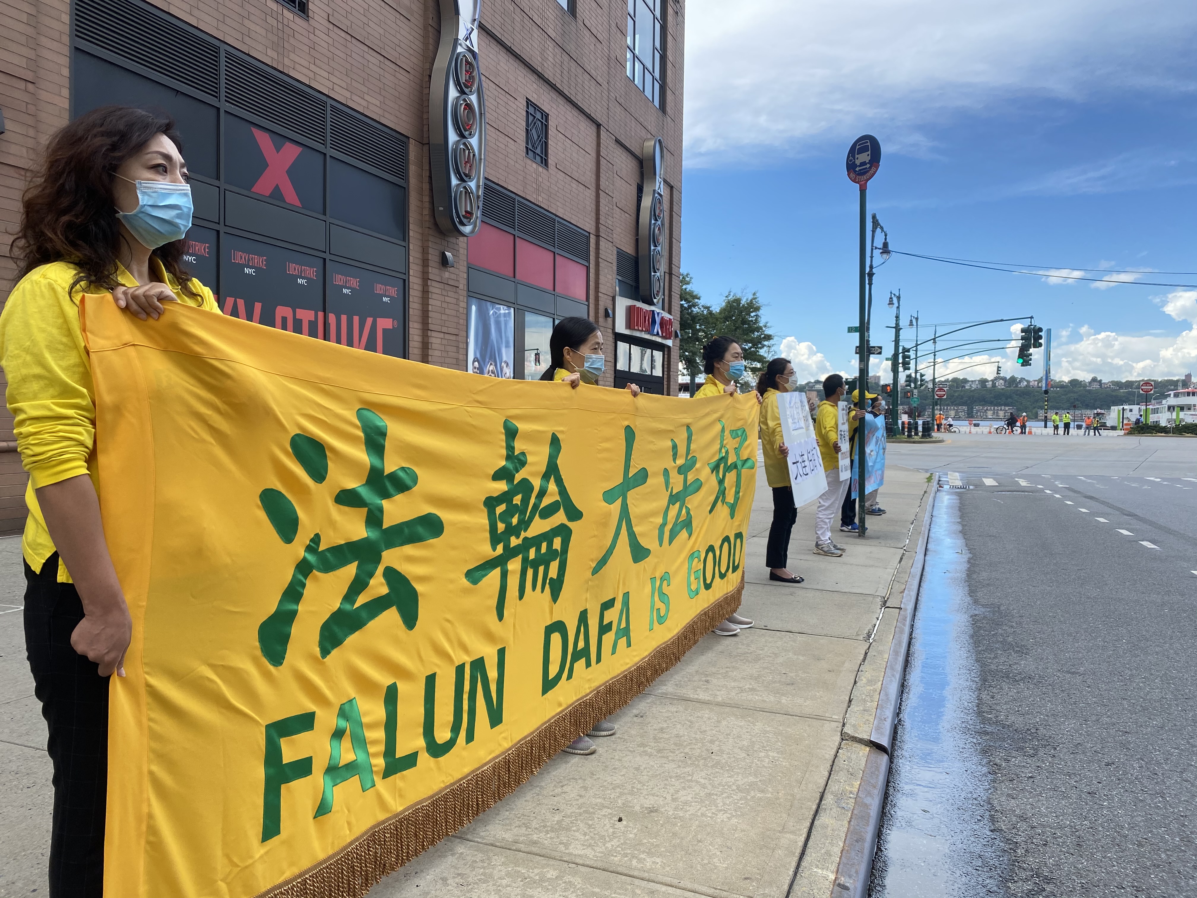 7月1日,任海飛的妻子王晶和海外的家鄉親友來到紐約中共總領館門前抗議,要求立即無罪釋放任海飛。(施萍/大紀元)