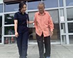84歲獨居老翁忘了回家路  中壢警助返家