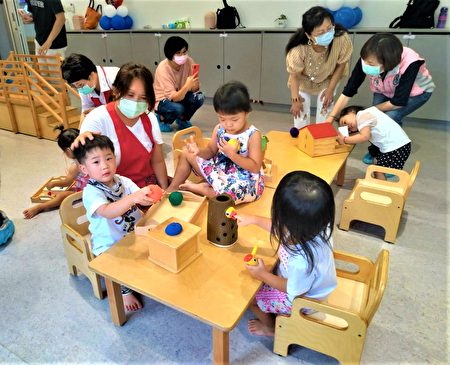 台中市第12座公共托育家園13日在大鵬國小開幕，也是西屯區首座社區公托。