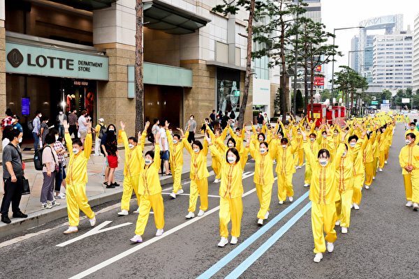 7月19日下午，南韓部份法輪功修煉者在首爾清溪川韓光廣場舉辦反迫害21周年紀念及遊行活動。（金國煥／大紀元）