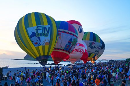 三仙台热气球光雕与游客共同迎接太平洋昇起的曙光。