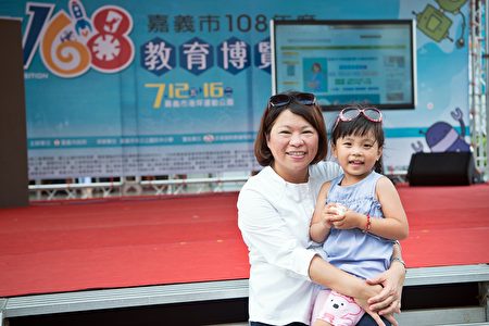 市长黄敏惠和小朋友合照（去年资料画面）。