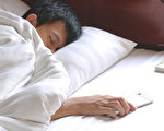盖被子吹冷气,对身体好吗?(Shutterstock)