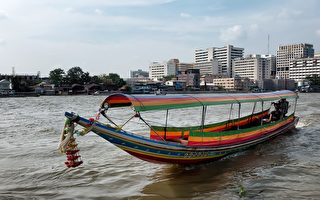 顾客在河中央 泰国外送员请人开船成功送餐