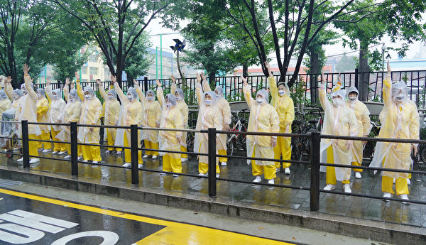 聲援3.6億中國人三退大遊行接近終點時，法輪功學員在街邊展示功法。（李裕貞 / 大紀元）