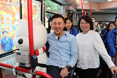 新竹市長林智堅與嘉義市長黃敏惠更一起搭乘時尚的電動公車前往嘉義製材所。