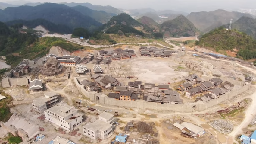 An unfinished scenic spot in Kaili city, Guizhou Province, China. (Video screenshot)Both parks occupied an area of more than 5,000 mu (more than 800 acres) each.