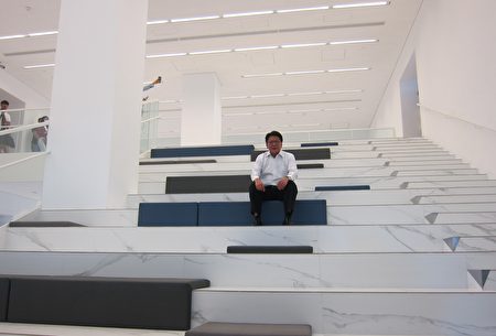 三楼的白色系大阶梯空间，未来将定期举办青少年的多媒体讲座和活动。