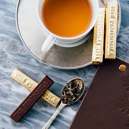 半岛精品店茶香巧克力精选印度红茶，结合牛奶巧克力，散发浓郁奶茶香气。