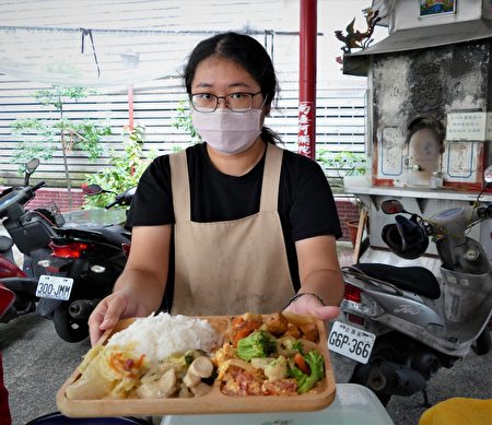 華美廚房服務人員親自為里民打菜送上餐點。