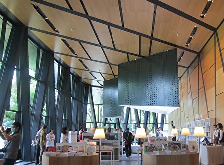 屏东县立图书馆历经2年改造整修，28日将重新开馆，整建工程采新旧建物交融为特色，打造全台唯一以园区概念整建的森林图书馆。