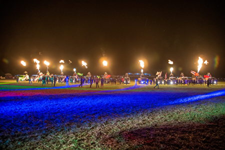 台東熱氣球嘉年華歡慶10周年，14輛熱氣球地勤車隊噴巨型火焰進場。