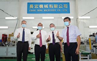 【組圖】美衛生部長訪台灣國家口罩隊長宏機械
