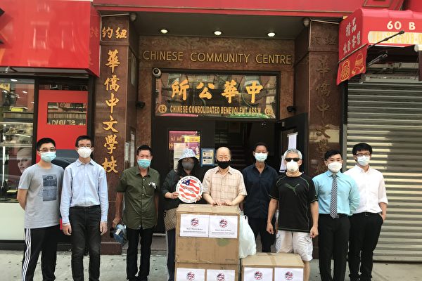 图片新闻：爱心人士向中华公所捐赠一万个口罩