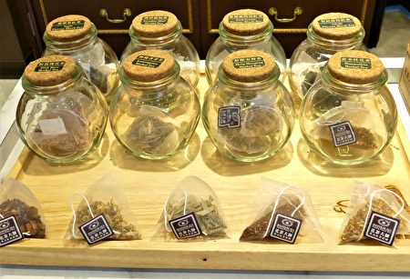 在爱尔兰花茶手摇茶饮里卖着铁罐装的细致茶末，还有很多玻璃瓶装的三角茶袋，都是店家老板用心调配、精心研磨的茶品。