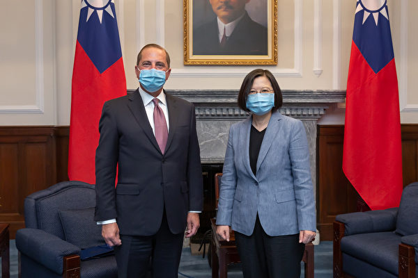 8月10日，美國衛生部長艾薩（Alex Azar，左）訪台灣，會見中華民國總統蔡英文。（總統府提供）