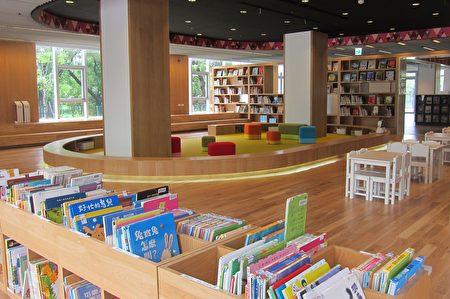 屏东县立图书馆历经2年改造整修，28日将重新开馆，位于一楼的儿童区阅读区。