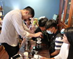 咖啡飘香拜斜杠社工店长为师  看见不一样未来
