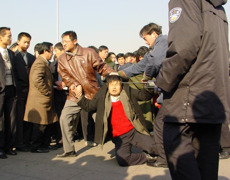 一位法轮功学员在北京天安门广场被便衣警察殴打。（明慧网）