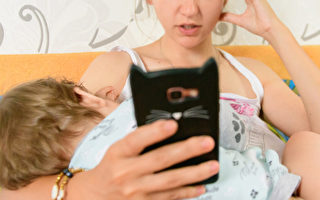 哺乳媽媽應遠離手機 英國醫院海報引爭議