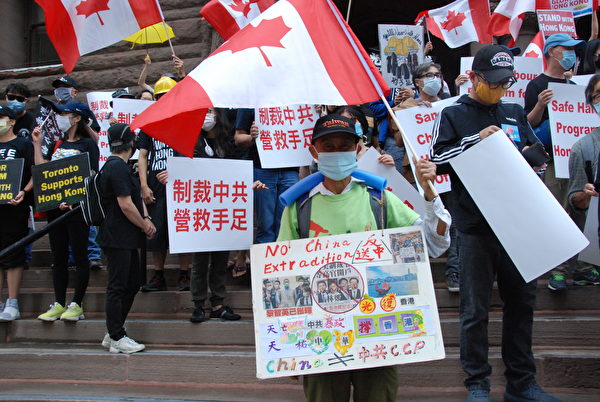 2020年8月16日，多倫多十多家不同族裔團體、約700人參加舊市政廳前的集會，敦促加拿大政府立即採取行動，制裁中共，應對香港的人道危機。（伊鈴／大紀元）