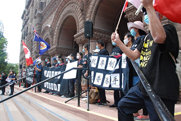 2020年8月30日下午，多倫多近1,000人在老市政廳前集會、遊行，紀念「8.31」事件；呼籲加拿大政府採取實際行動，制裁中共，實施「安全港計劃」，營救迫害的香港人。（伊鈴／大紀元）