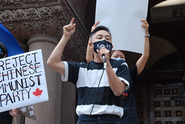 8月30日下午，香港著名歌手鄭敬基在集會上譴責中共和香港特區政府黑白顛倒。（伊鈴／大紀元）
