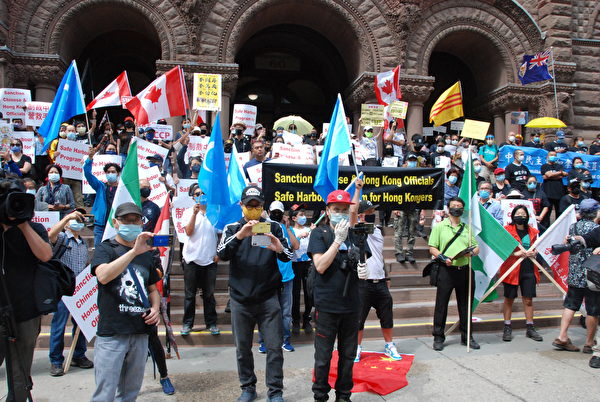 2020年8月16日，多倫多十多家不同族裔團體、約700人參加舊市政廳前的集會，敦促加拿大政府立即採取行動，制裁中共，應對香港的人道危機。（伊鈴／大紀元）