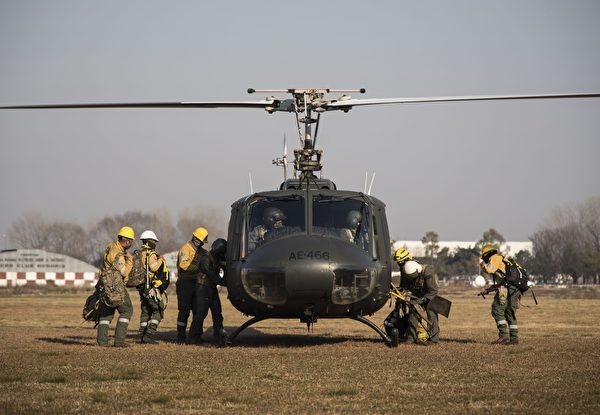 2020年8月1日，阿根廷阿尔韦亚尔（Alvear），消防员准备登上一架阿根廷陆军的直升机，即将前往巴拉那河三角洲灭火。