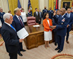组图：彭斯主持布朗宣誓就职空军参谋长仪式