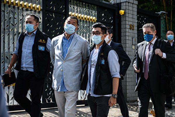 8月10日，壹传媒创办人黎智英及其两个儿子等9人被抓捕。图为黎智英在住宅处被带走。（VERNON YUEN/AFP via Getty Images）