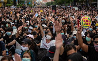 曼谷万人集会抗议 吁总理辞职重新选举
