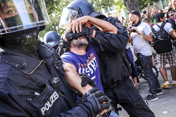 8月29日整個活動中，警方共逮捕300多遊行者。（Omer Messinger/Getty Images）