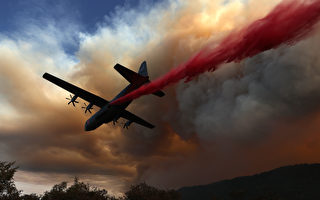 几十场大火肆虐加州 至少5死包括飞行员