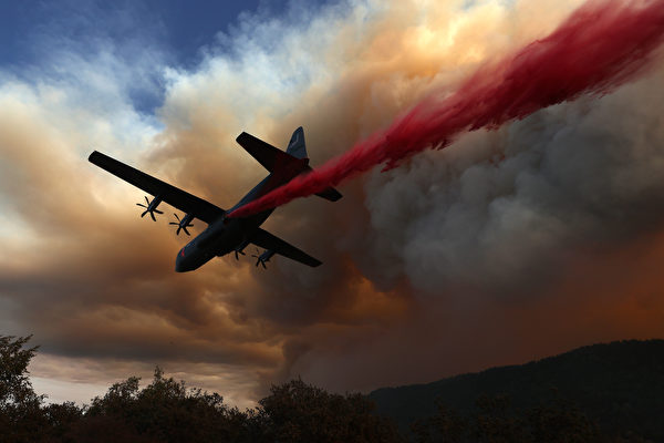 幾十場大火肆虐加州 至少5死包括飛行員