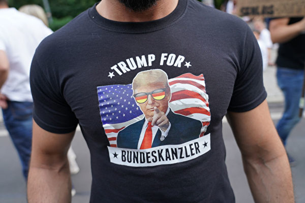 有遊行者身穿印有美國總統特朗普頭像的T恤衫，上面寫著：特朗普做聯邦總理。（Sean Gallup/Getty Images）