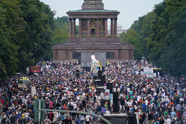 遊行人群擁擠，幾乎沒人戴口罩，人們高舉各種反防疫標語。（Sean Gallup/Getty Images）