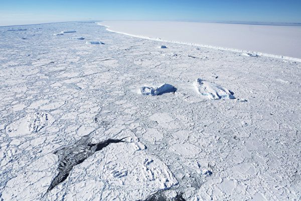 南極驚現超百米神祕「冰船」 似有窗戶和煙囪